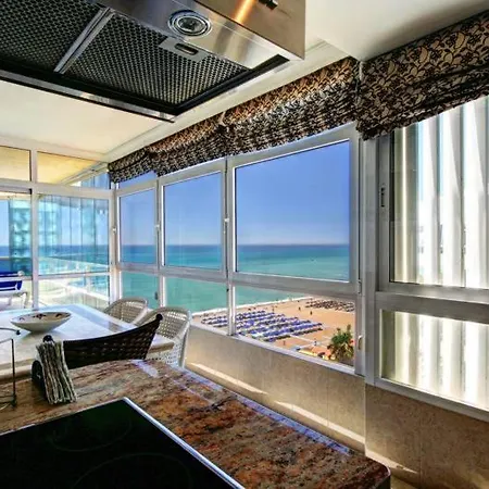 4 Bedroom Beachfront Penthouse Apartment *