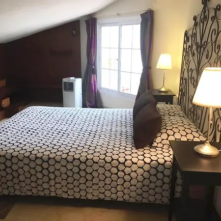 Apartment 4 Bedroom Beachfront Penthouse *